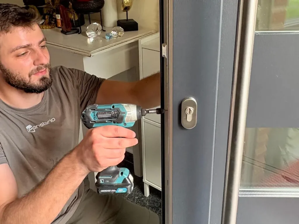 Handwerker beim Einstellen der Türbänder